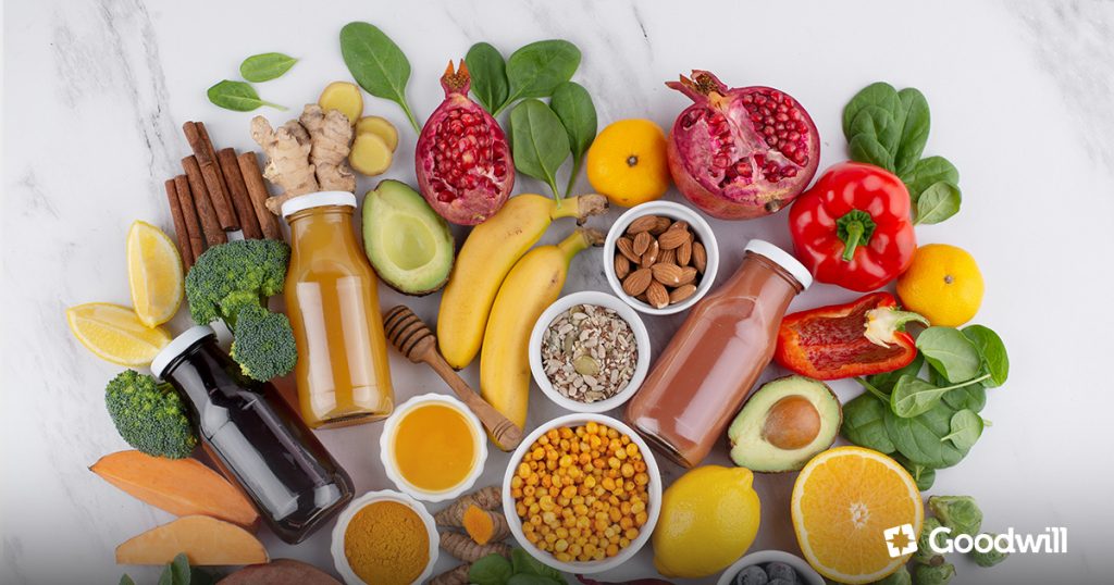 Kiegyensúlyozott, vegyes étrendet ábrázoló kép zöldségekkel és gyümölcsökkel, amely az egészséges életmód fontosságát hangsúlyozza.